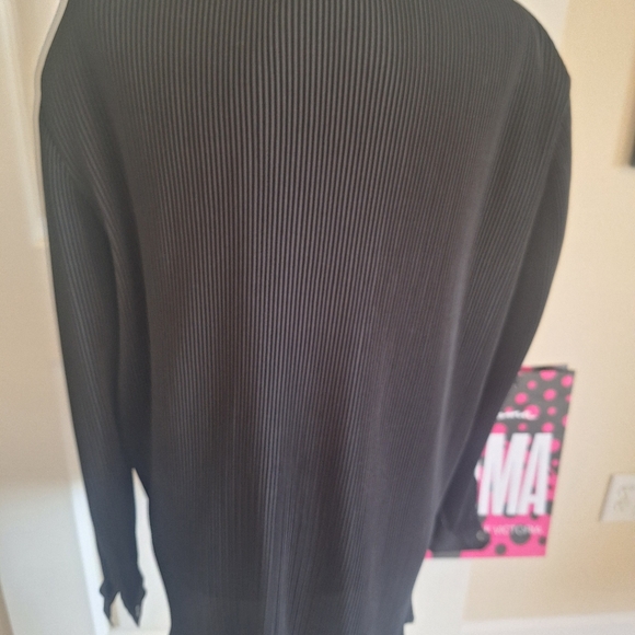 Black Pleated Button-Up Shirt Size 6 - Picture 7 of 9